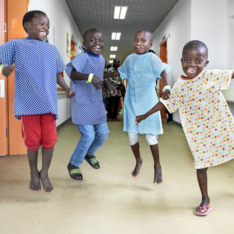 förväntansfulla barn hoppar av glädje inför operation