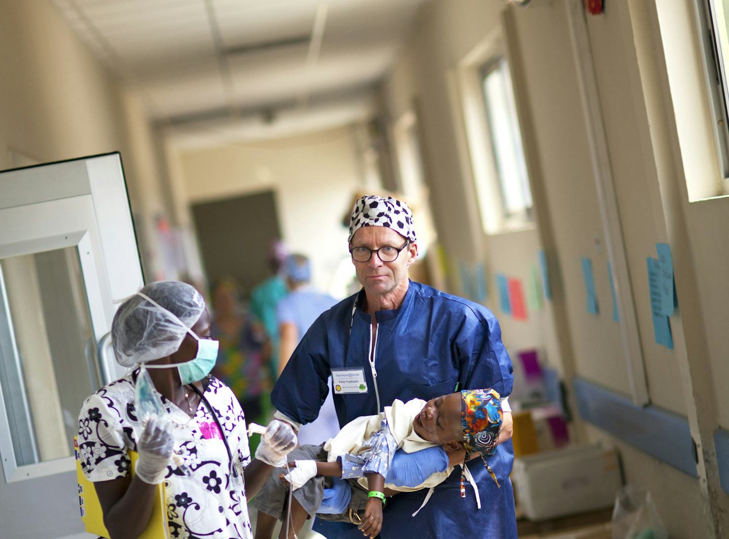 volontär peter frykholm i ghana med operation smile
