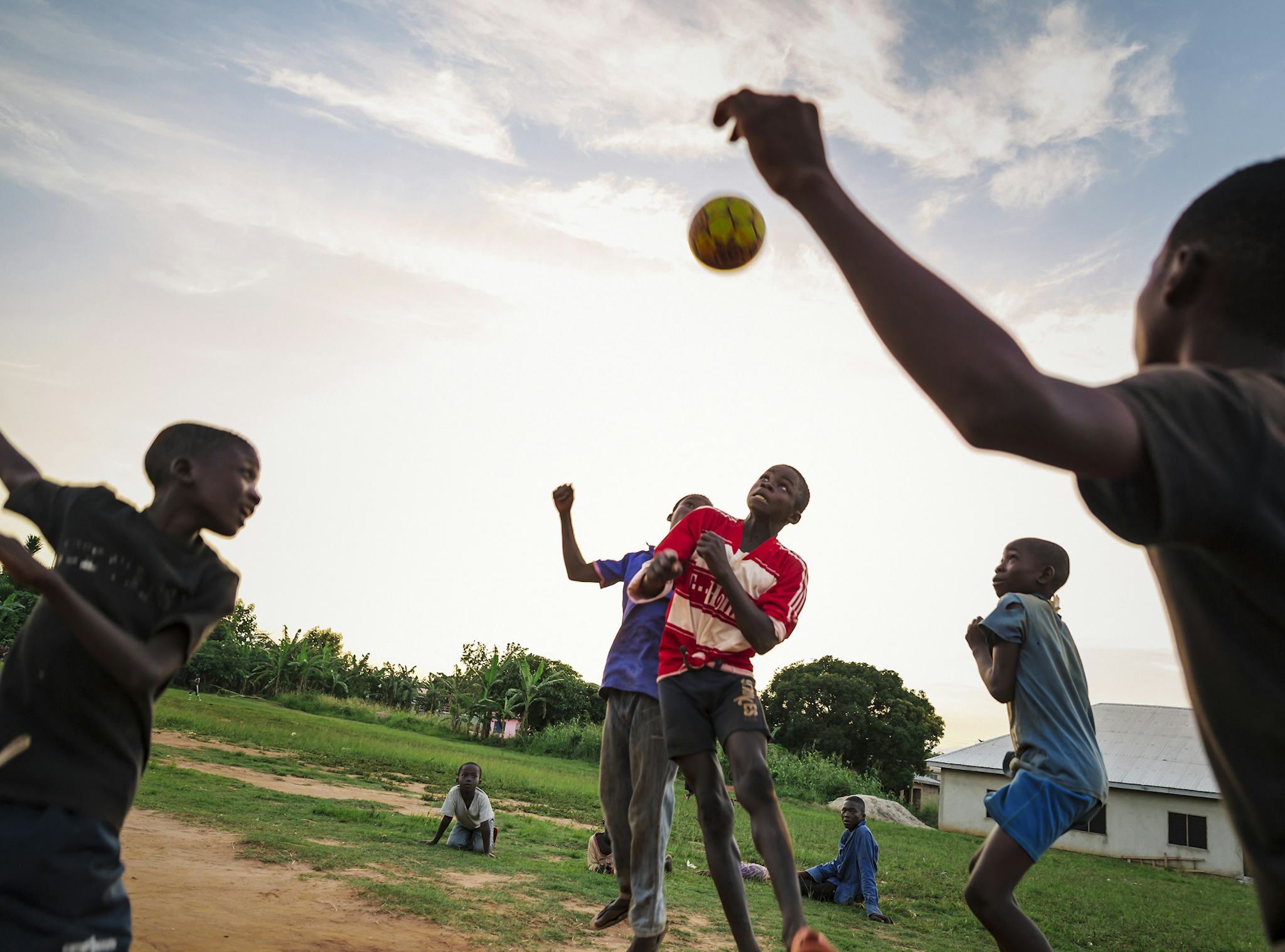barn spelar fotboll i ghana med operation smile