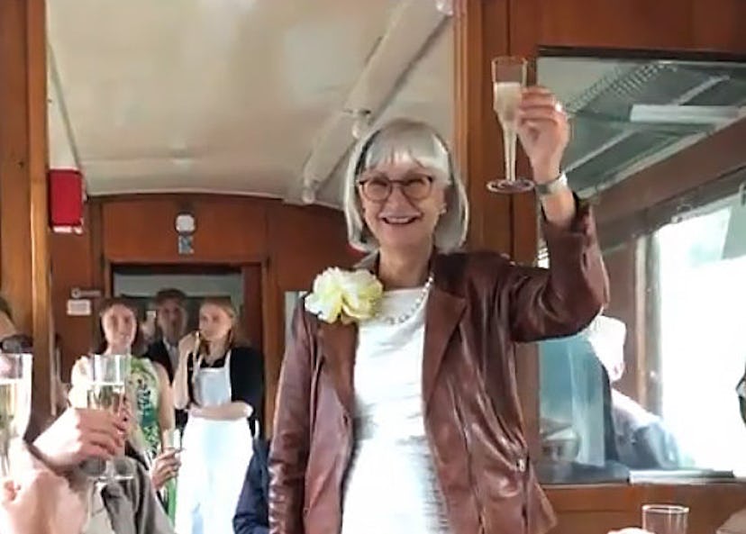 Marianne skålar med gäster