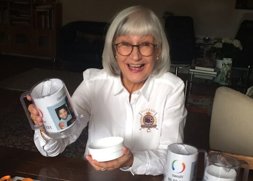 Marianne visar pengarna som hon samlat in till Operation Smile