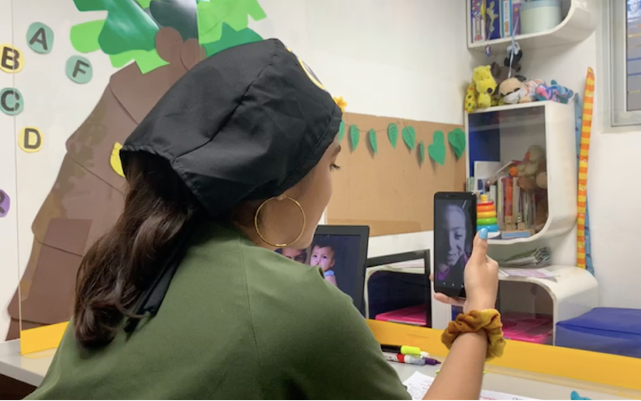 En logoped har en virtuell konsultation med en patient via mobil.