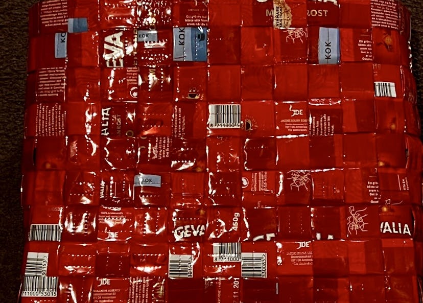 En väska gjord av gamla kaffepaket