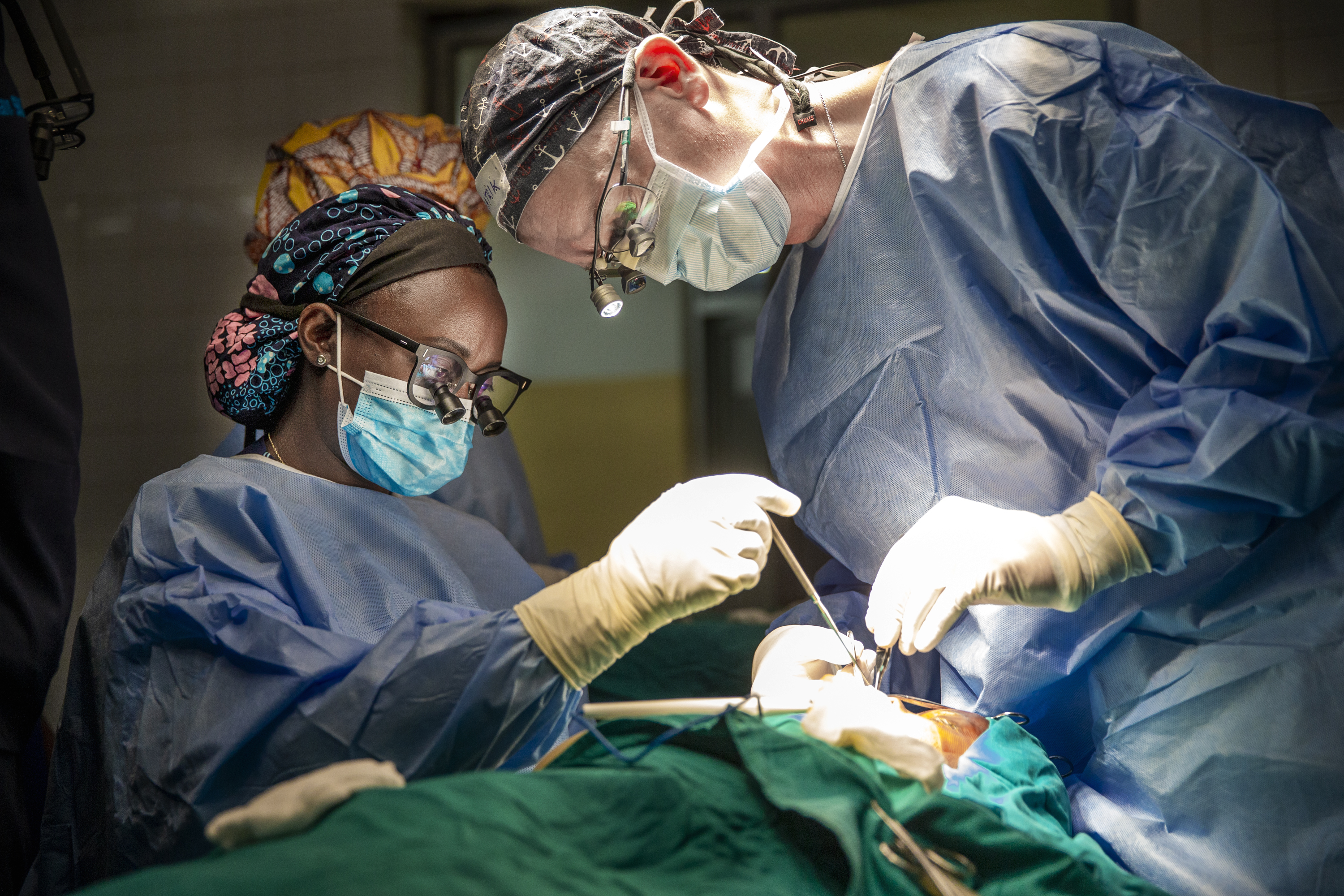 Två kirurger arbetar med en patient under Operation Smiles utbildningsprogram i Rwanda