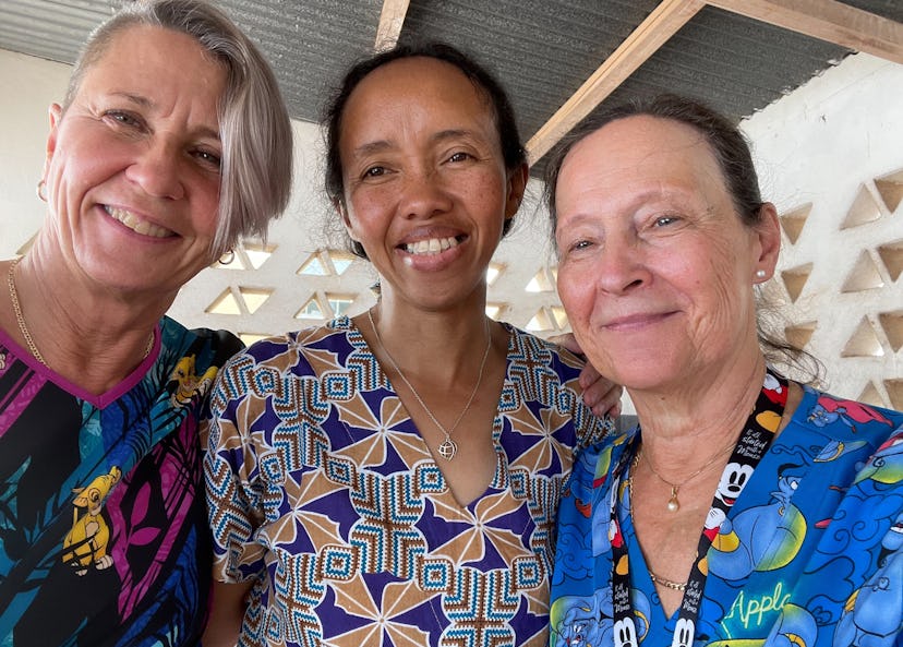 Tre kvinnor som ler in i kameran