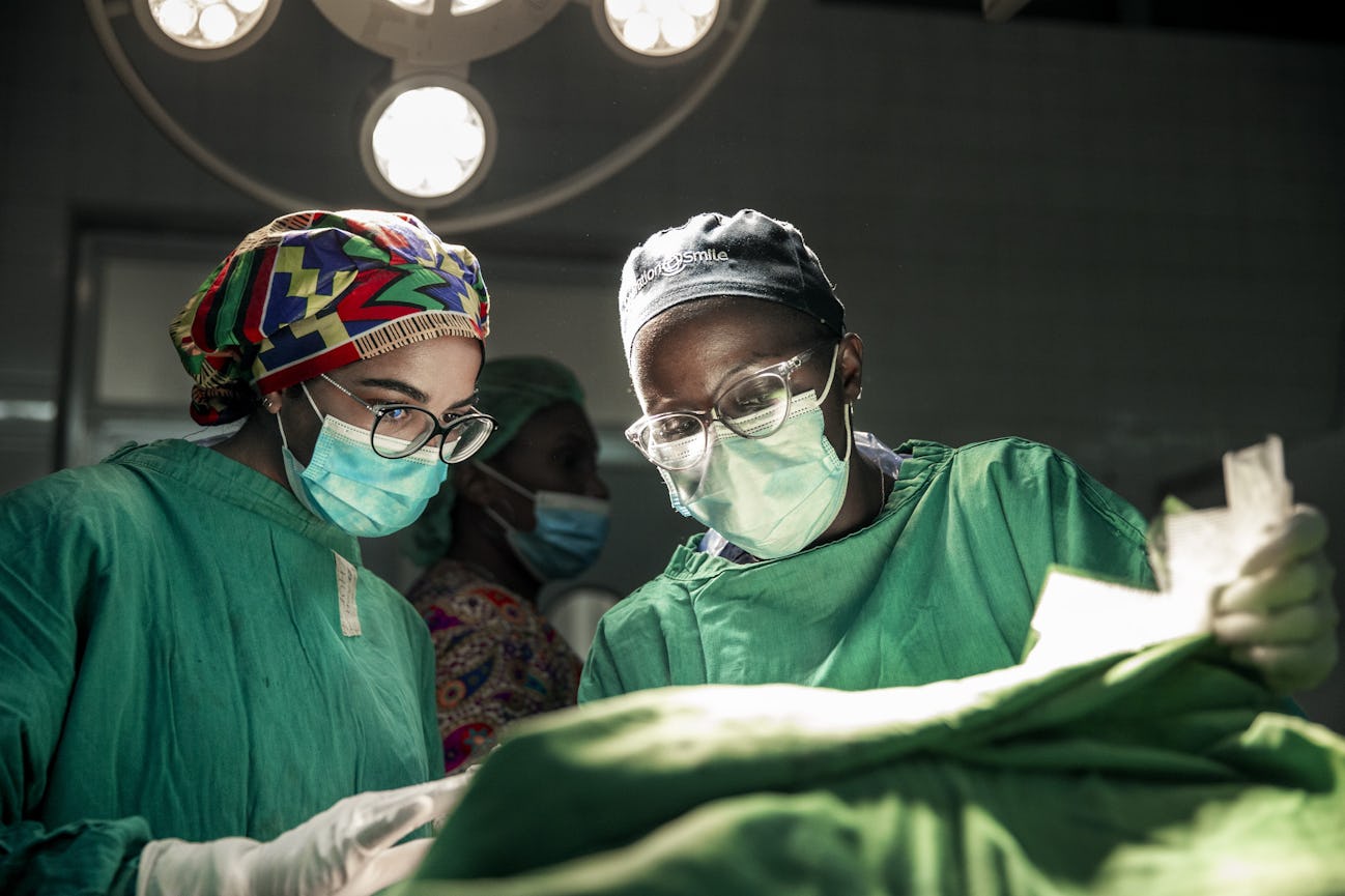 Två kvinnliga kirurger arbetar tillsammans