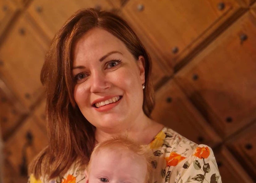 Jennifer ler in i kameran och sitter med sin lilla dotter Juni i knät. Dottern har ännu inte fått en operation för sin läppspalt.
