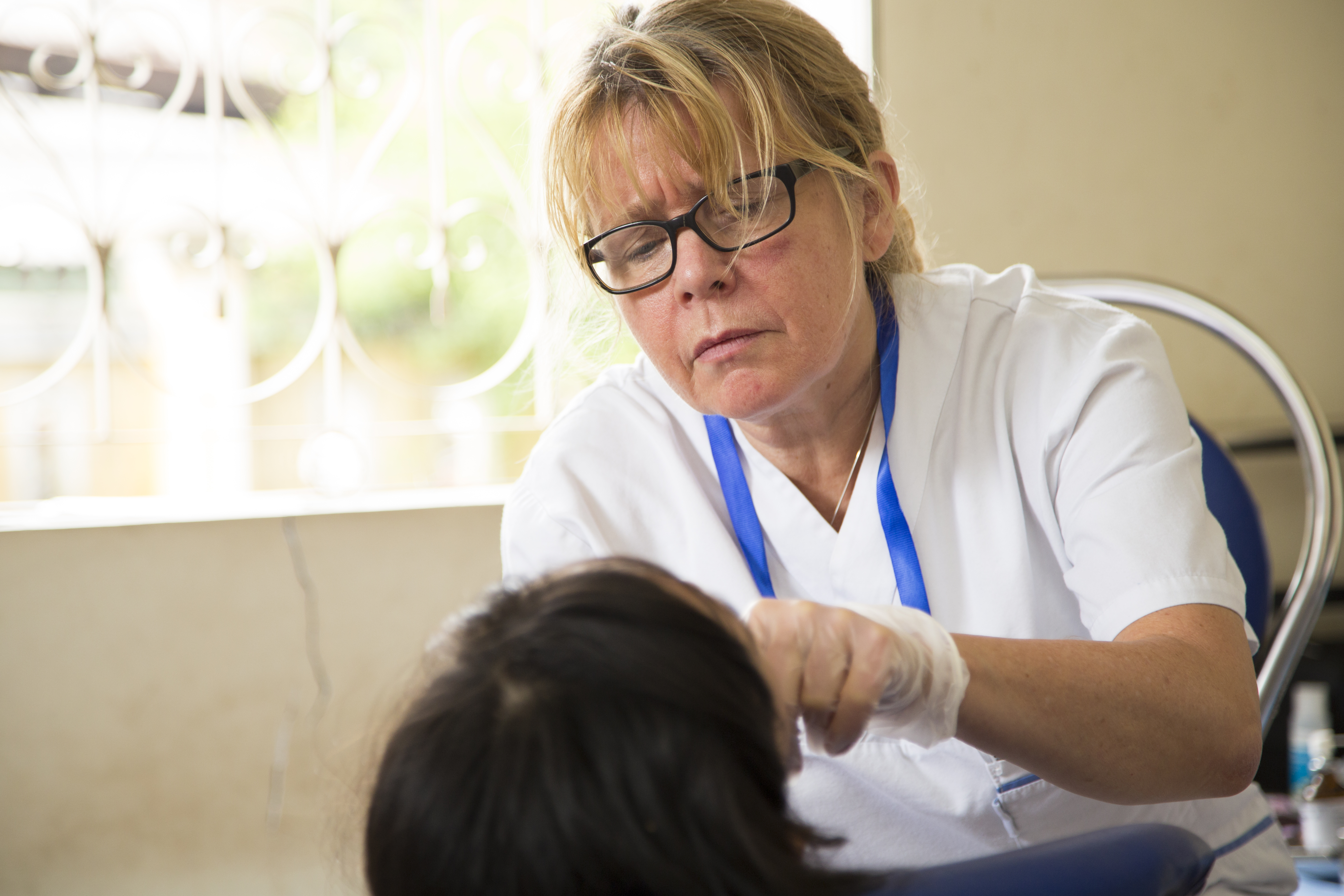 Tandläkaren Monica undersöker en patient