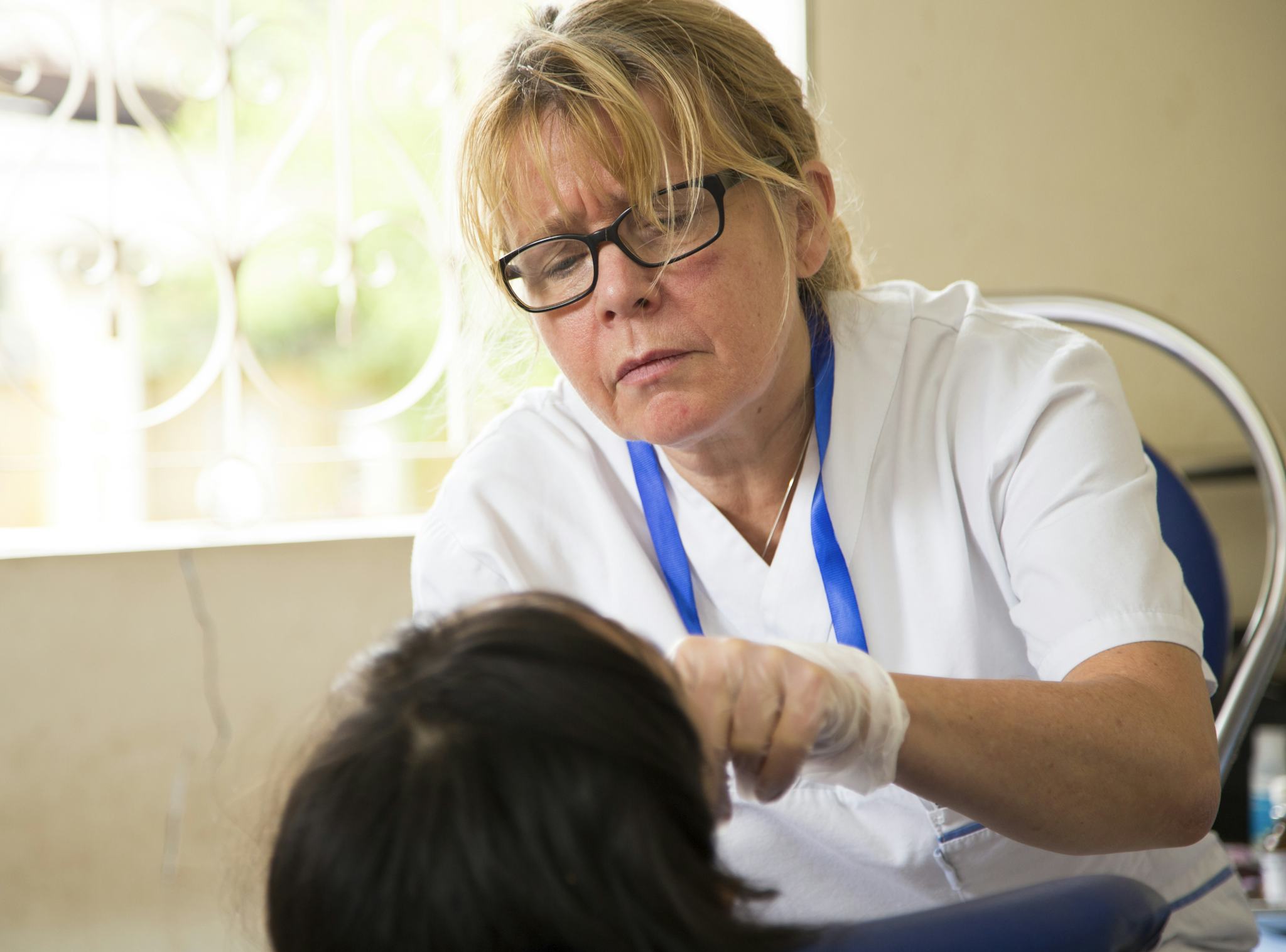 Monica undersöker en patient