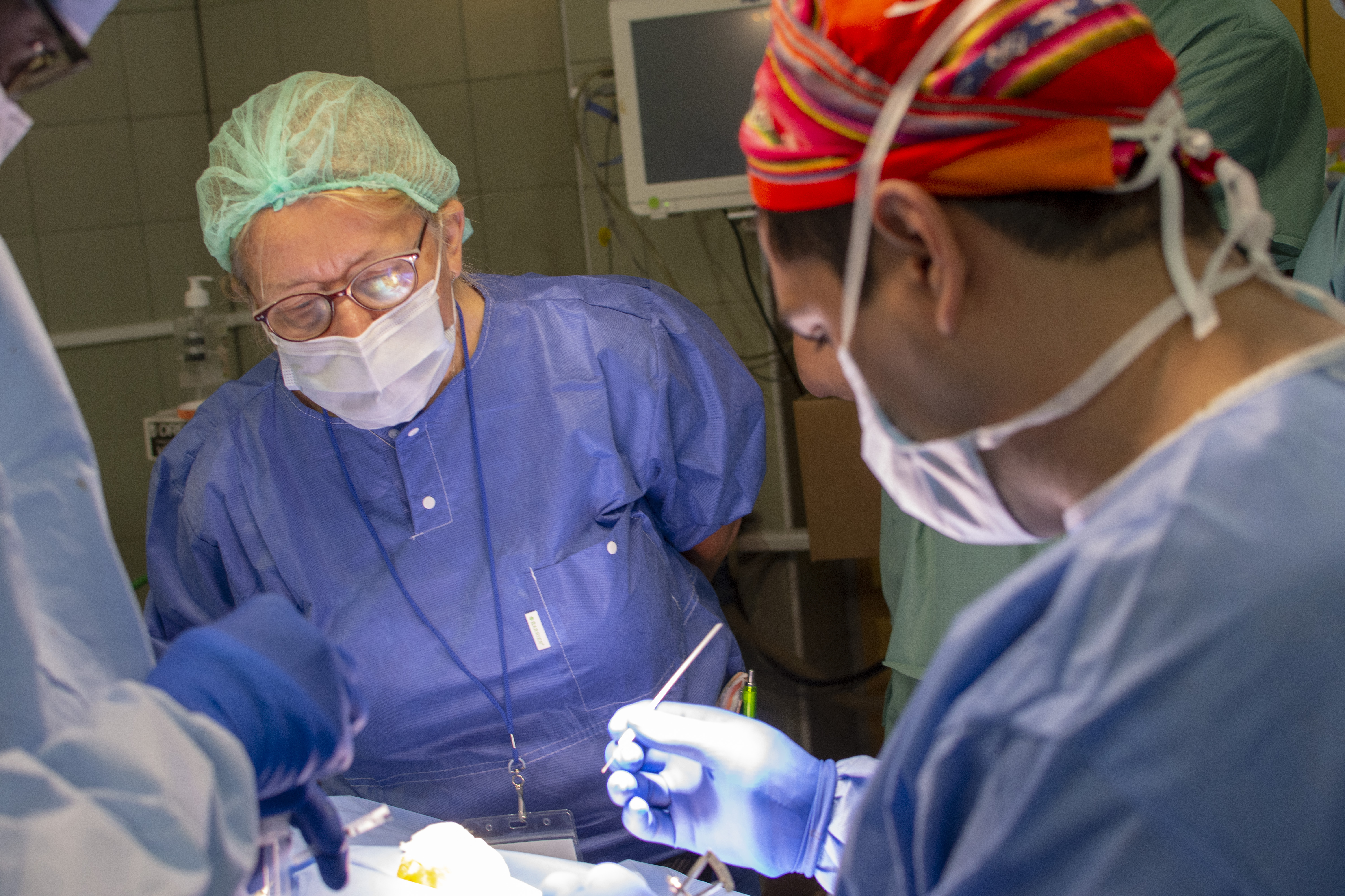 Monica övervakar en operation på ett uppdrag