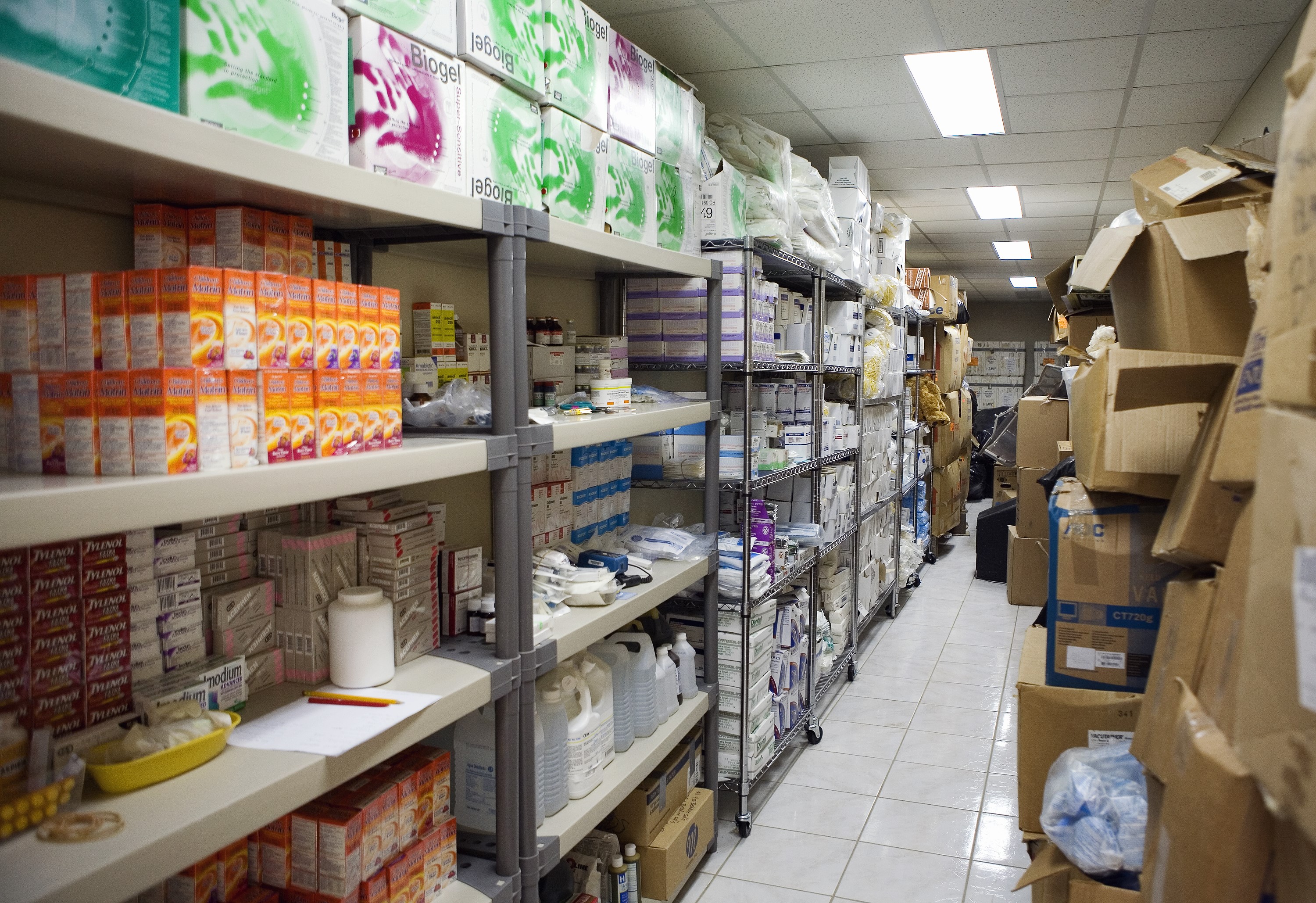 En bild på ett lager med medicinsk utrustning