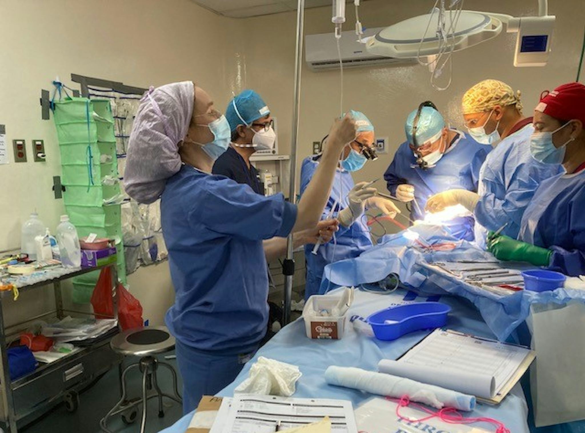 Ett team arbetar tillsammans i operationssalen.