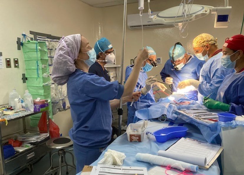 Ett team arbetar tillsammans i operationssalen.