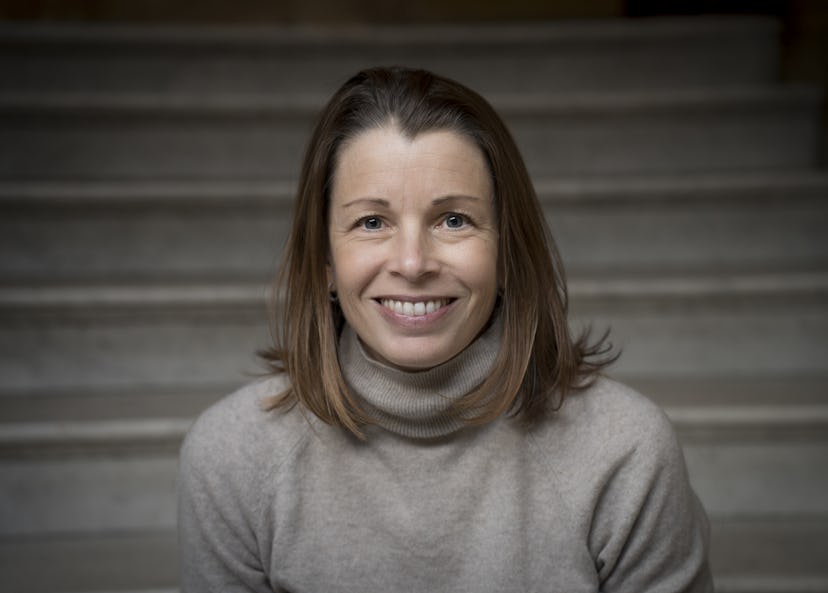 Malin Söderström sitter i en marmortrappa. Hon ler och ser rakt in i kameran.