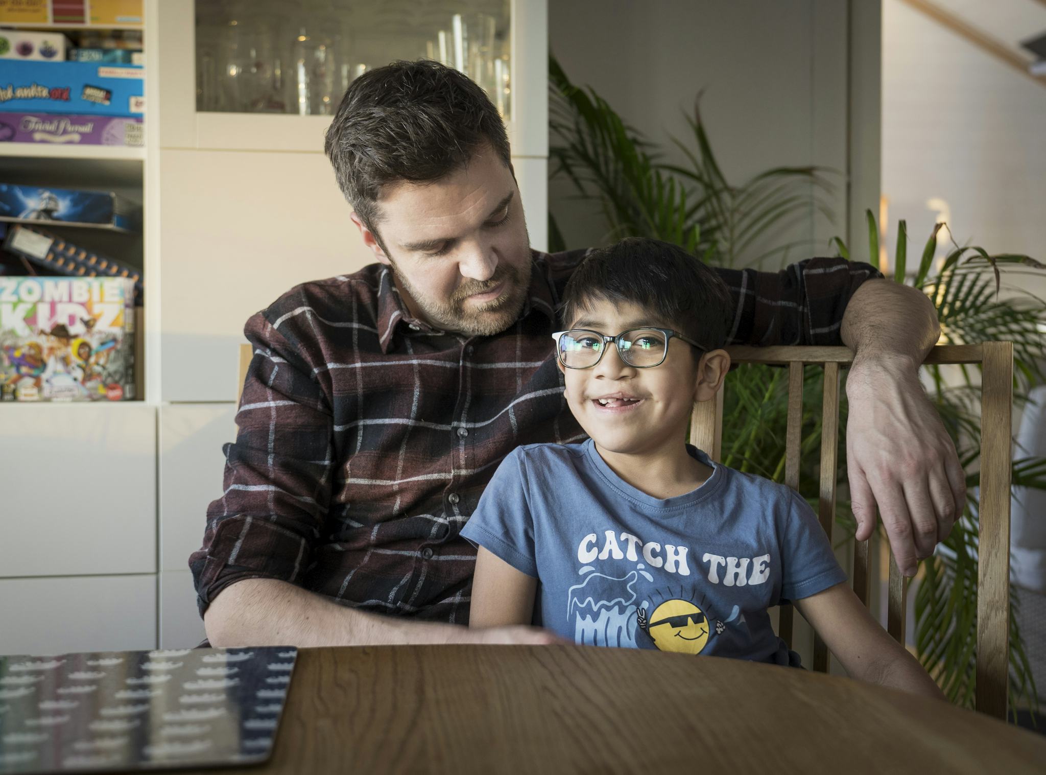 Jonatan Tollow med sonen Tocayo hemma vid matbordet.