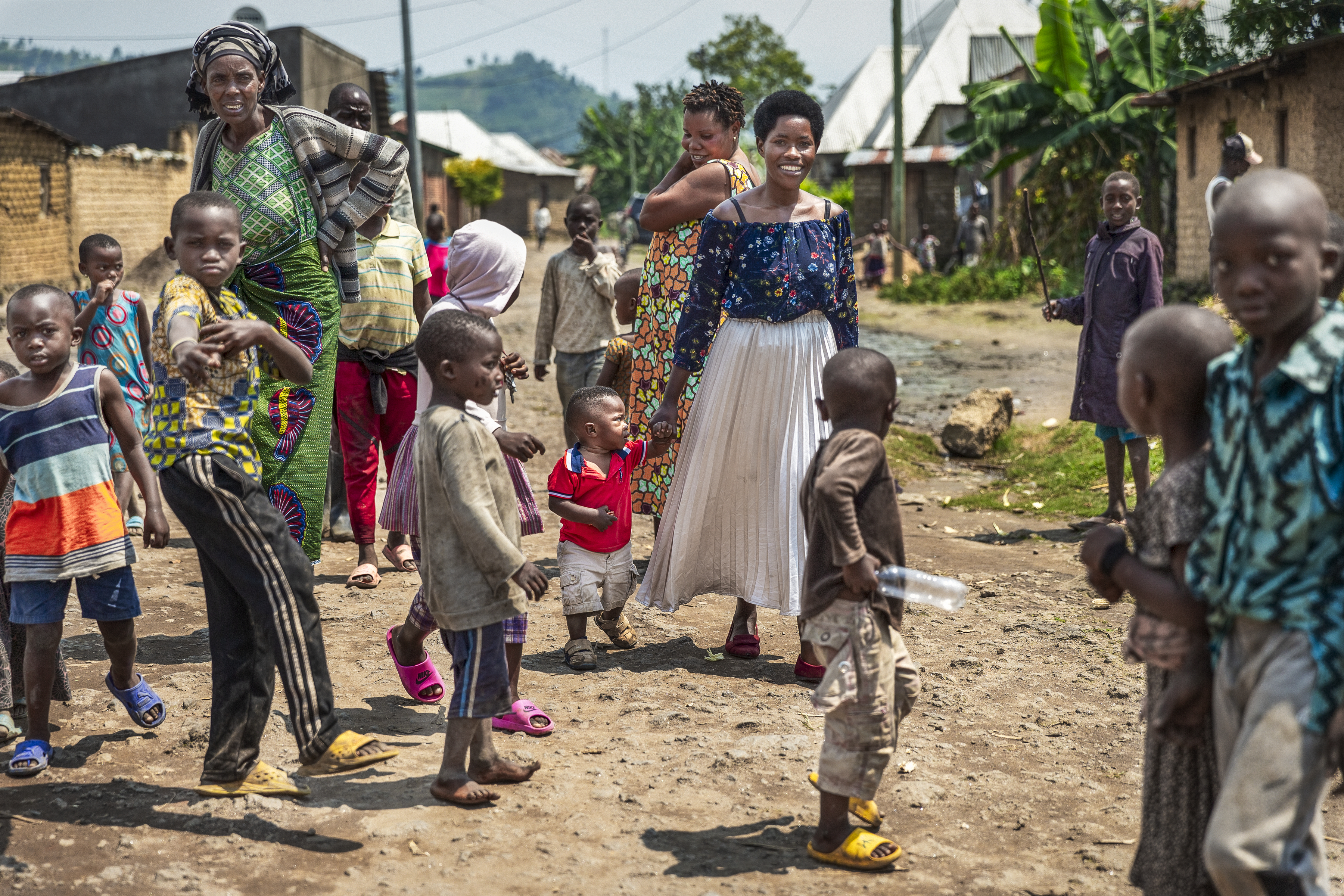 Mamma och son, som året innan fått en läppspaltsoperation, är ute i folkvimlet i byn.