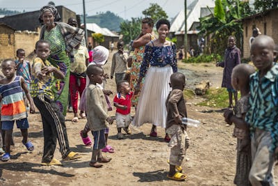 Mamma och son, som året innan fått en läppspaltsoperation, är ute i folkvimlet i byn.