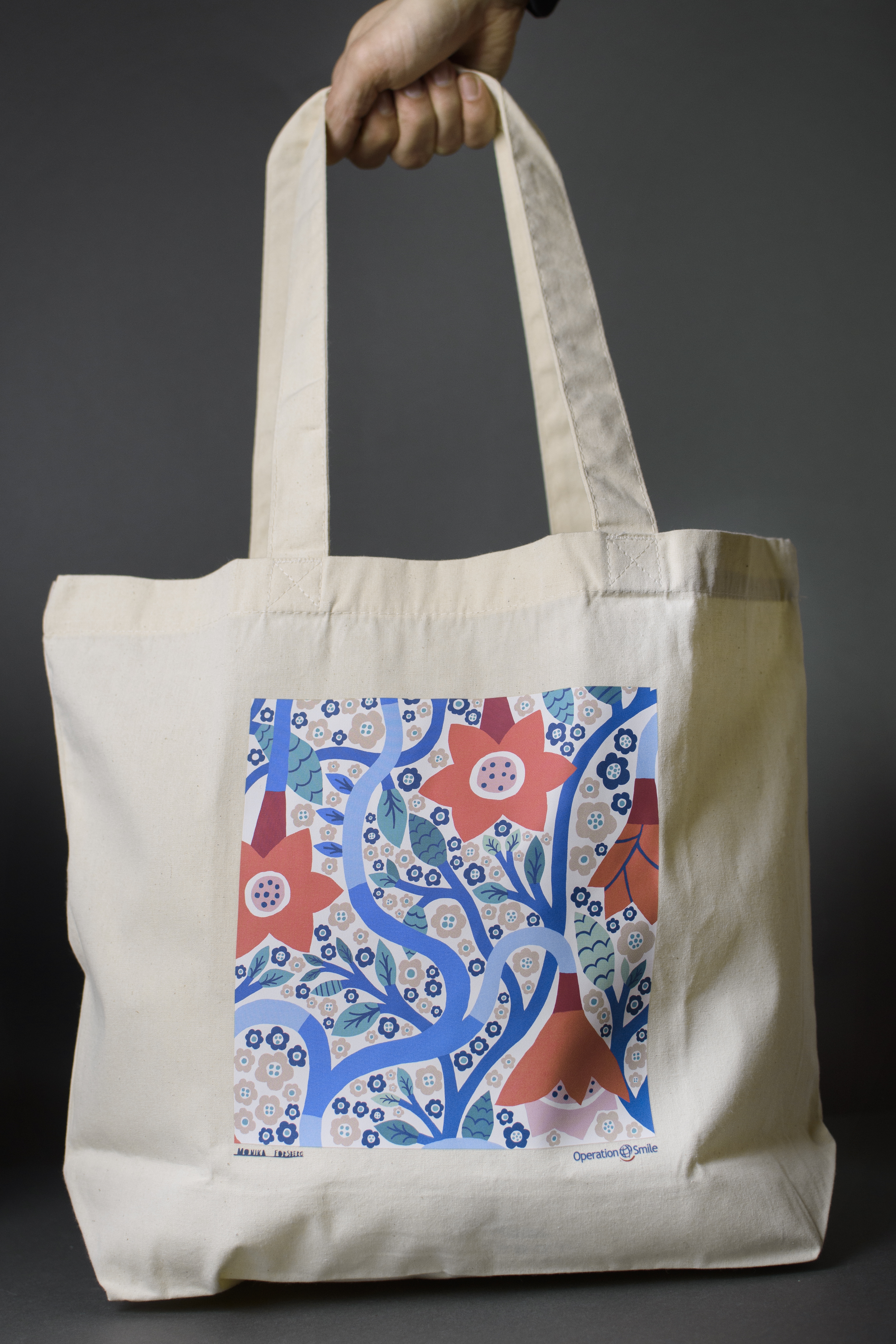 Beige tygkasse med färgat mönster.