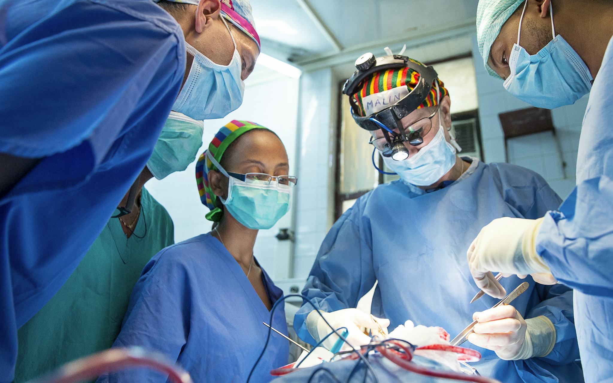 Flera kirurger vid ett operationsbord utför kirurgisk övningsrotation.