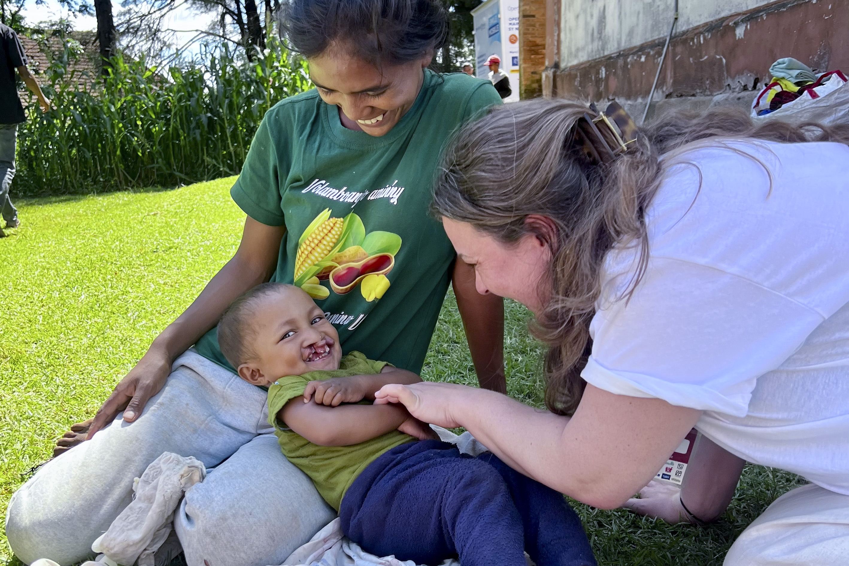Smile-reportern Sanna busar med Valisoa, en glad tjej som snart ska få en operation. Valisoa ligger i sin mammas knä.
