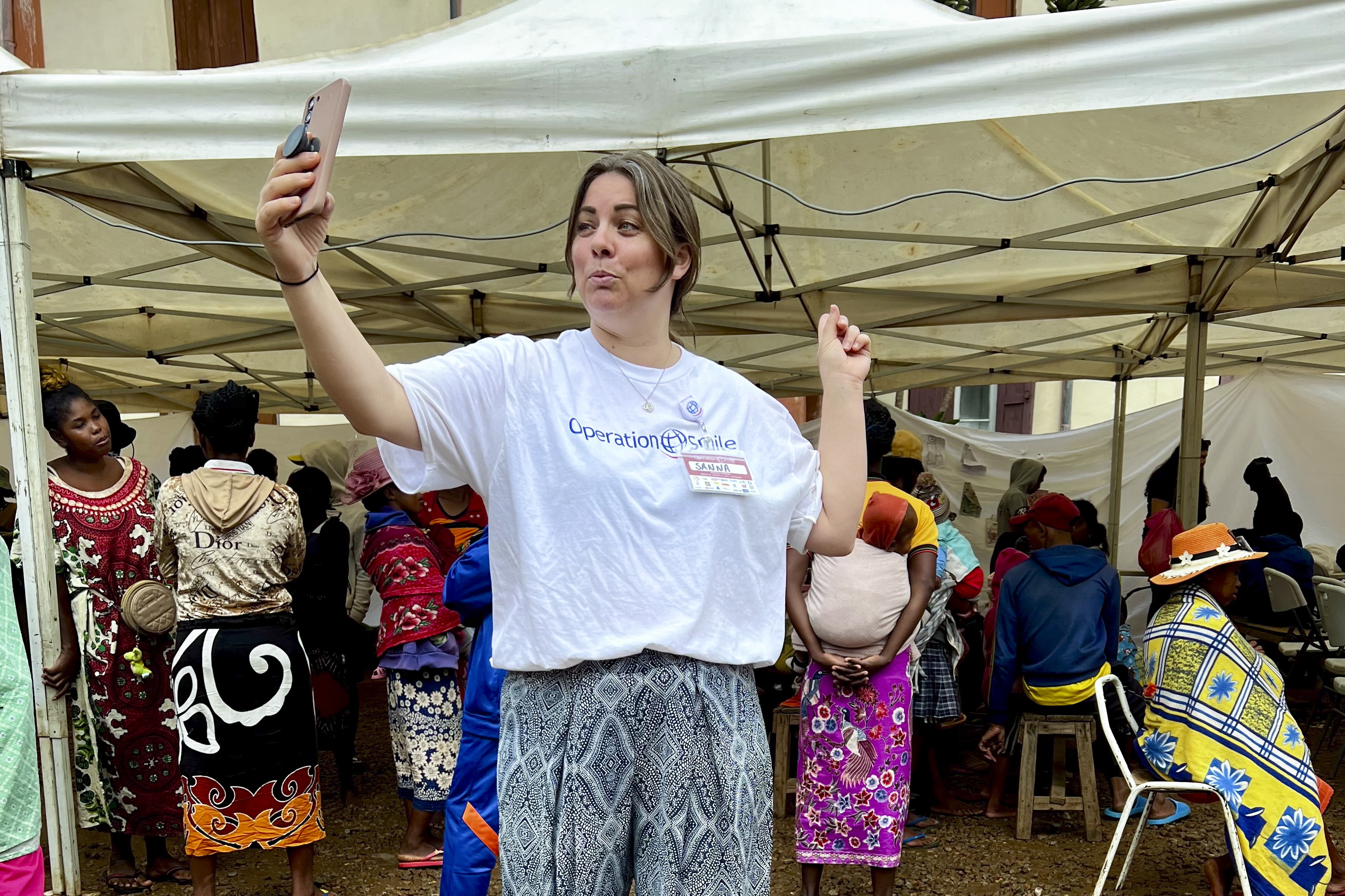 Smile-reportern Sanna vloggar medan hälsoundersökningar pågår bakom henne.