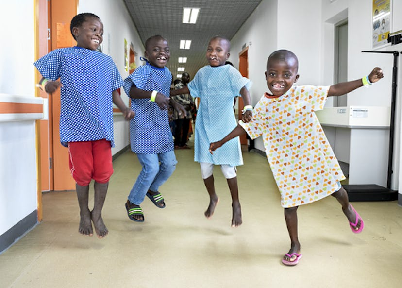 Fyra barn hoppar och skrattar på ett sjukhus