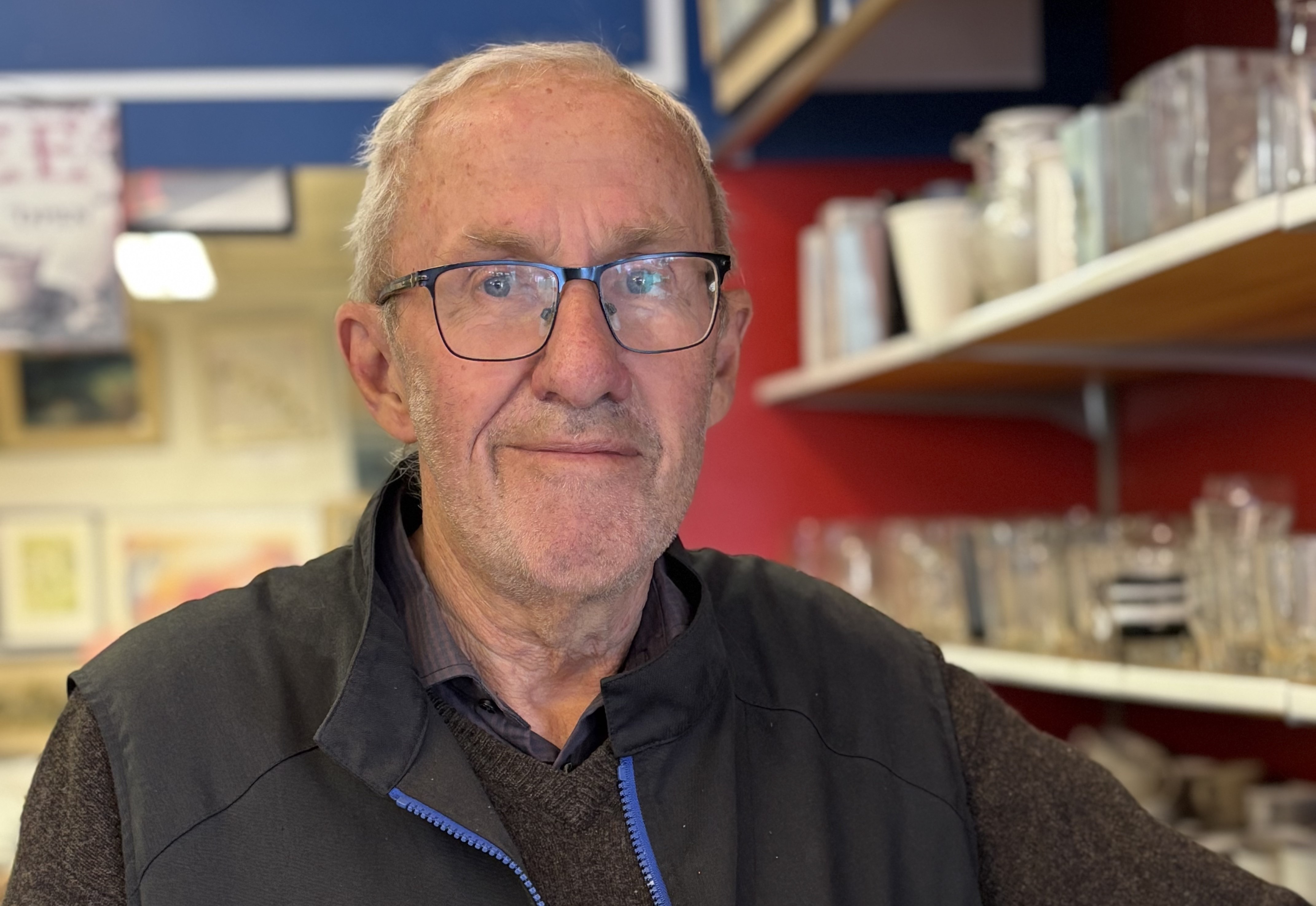 Lars Göran som driver Second Hand-butiken i Vingåker ser in i kameran.