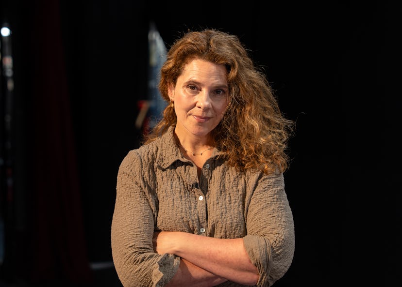 Vanna Rosenberg, skådespelare och komiker och även ambassadör för Operation Smile Sverige. Hon står med armarna i kors och ser vänligt men allvarligt in i kameran.