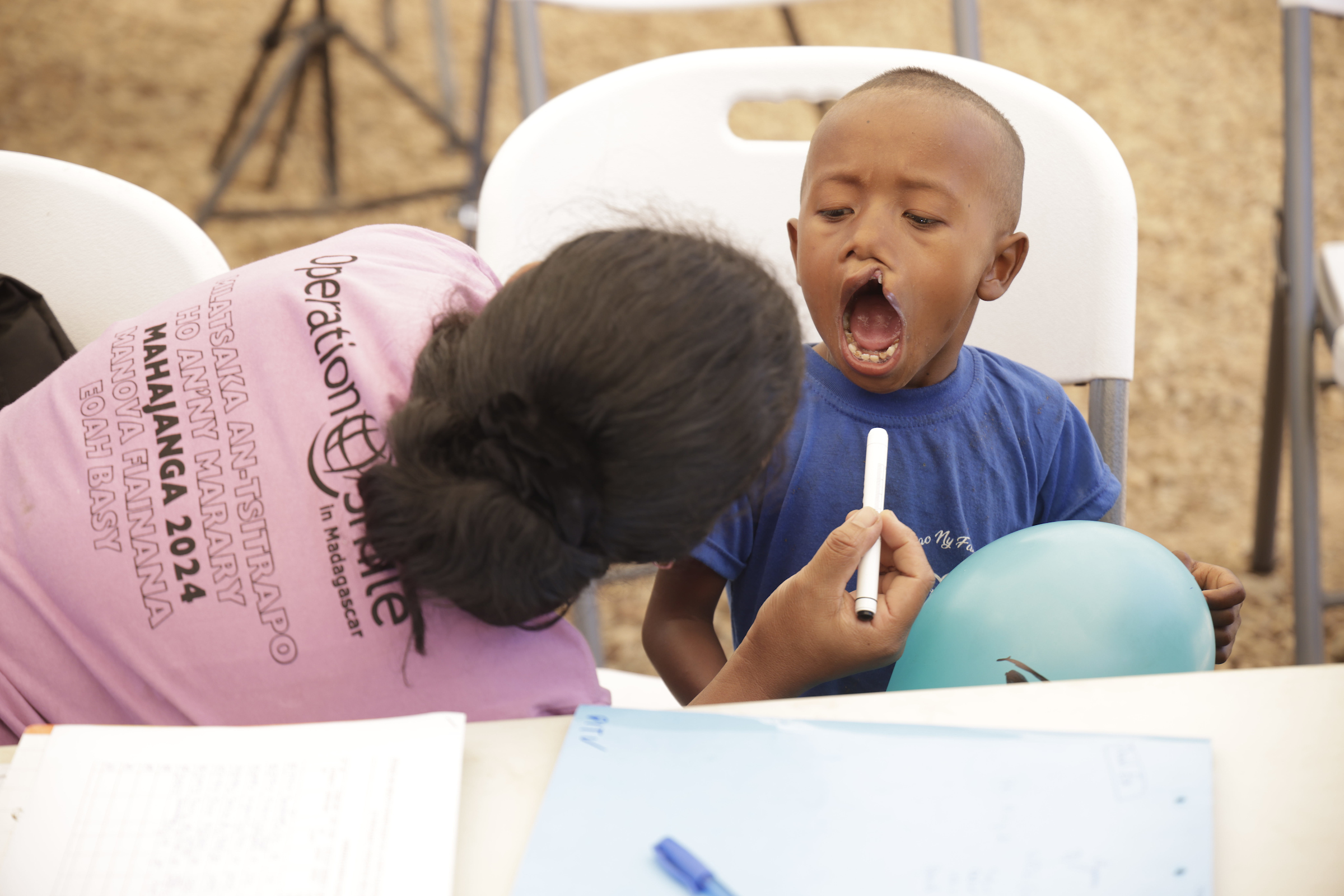 En liten pojke blir undersökt i munnen av en sköterska. Pojken har läpp-käk-gomspalt och blir undersökt inför en potentiell operation.