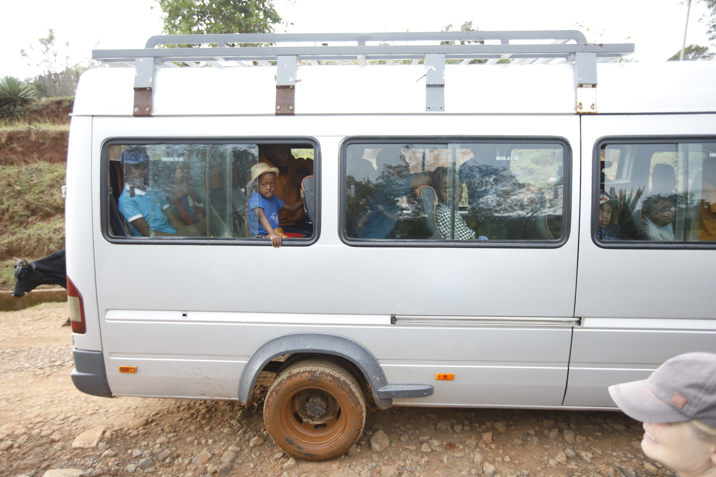 Många barn och anhöriga sitter i en minibuss på väg mot sjukhuset med höga förhoppningar att bli beviljade en operation för läpp-käk-gomspalt.