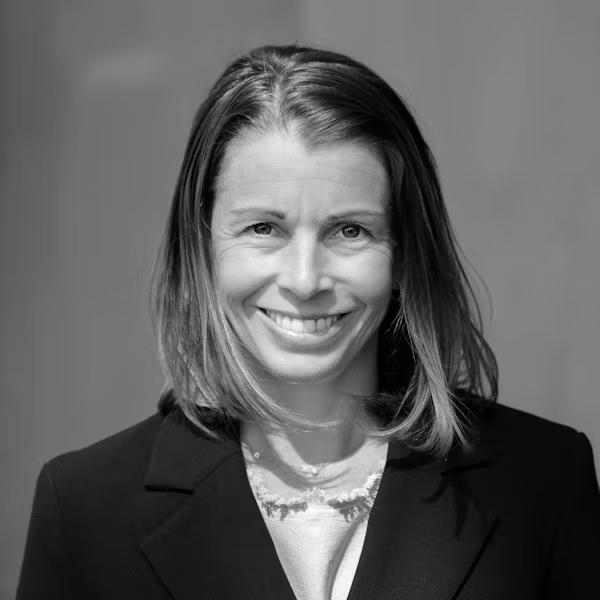 Svartvit bild på Malin Söderström som är generalsekreterare på Operation Smile Sverige.