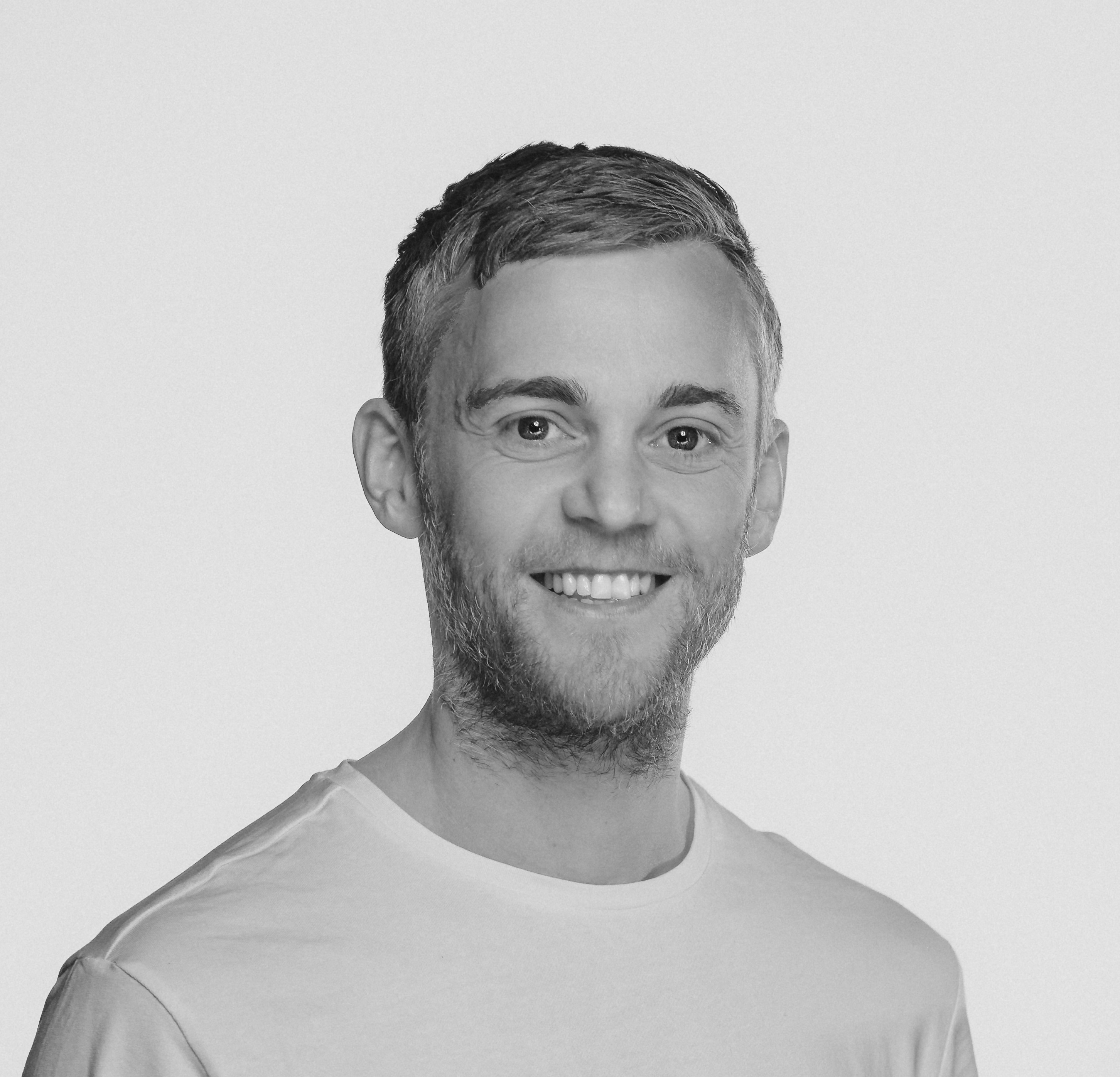 Svartvit bild på Ted Henningsson, insamling och marknadschef på Operation Smile Sverige.