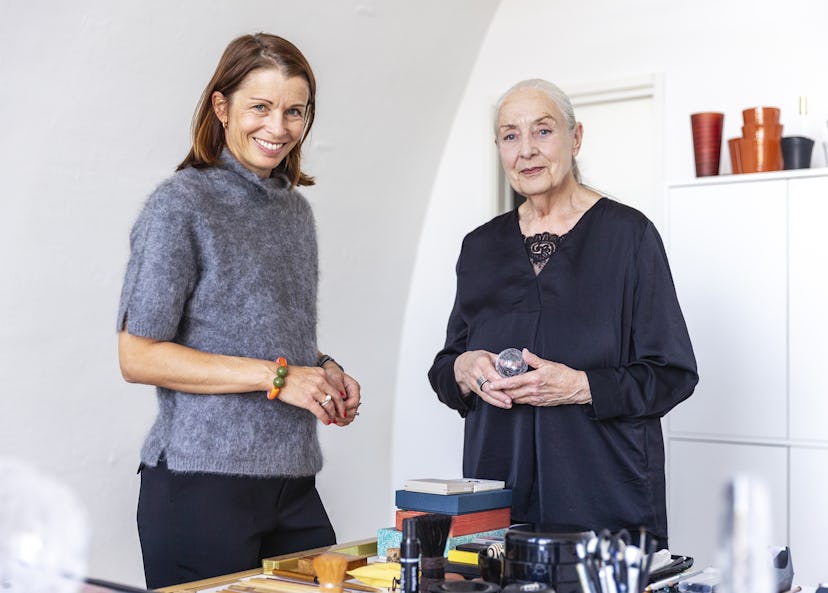 Formgivare Ingegerd Råman tillsammans med Operation Smiles generalsekreterare Malin Söderström framför ett bord med konstverk.